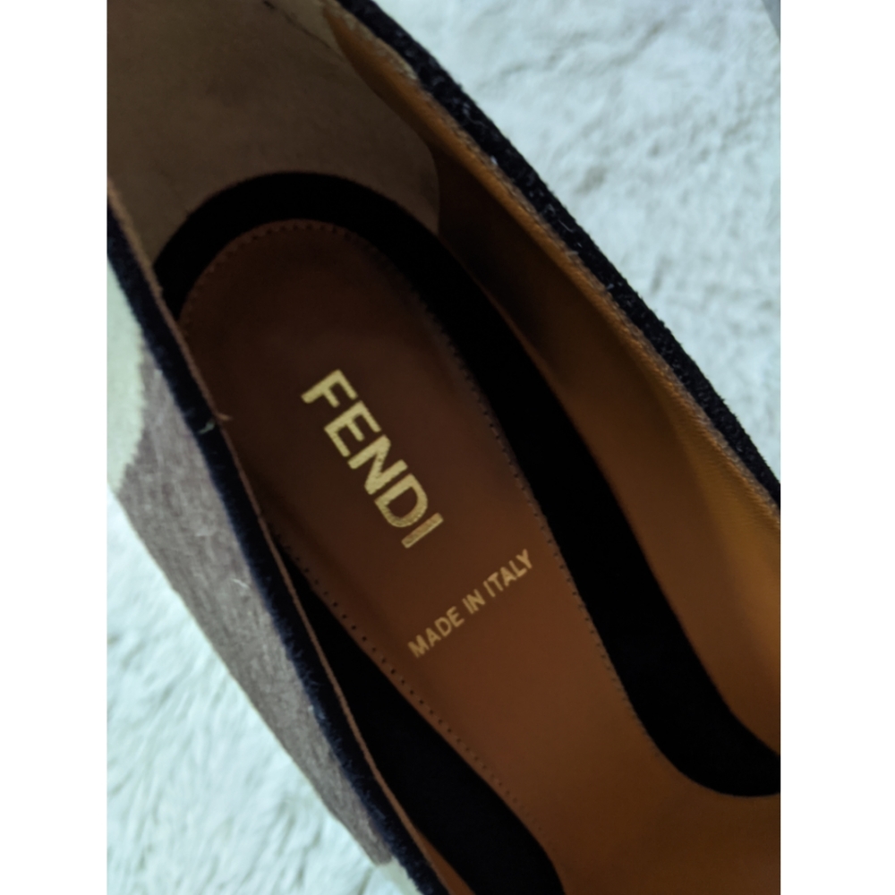 🚫SOLD🆕FENDI White & Taupe Cowhide Heels pumps - Picture 5 of 8